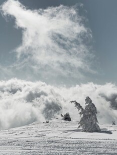 雪山孤影