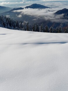 雪覆山峦云雾缭绕美景