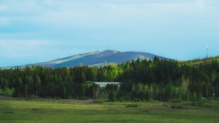 山间绿野风光