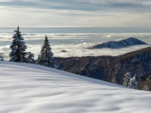 雪覆山峦间的静谧景致