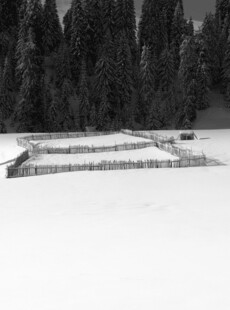 雪地中的神秘方形建筑遗迹