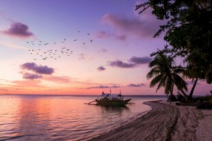 海边日落美景与停泊小船