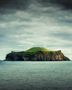 海上孤岛云雾缭绕之景