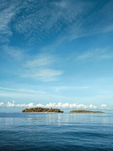 海上孤岛蓝天美景