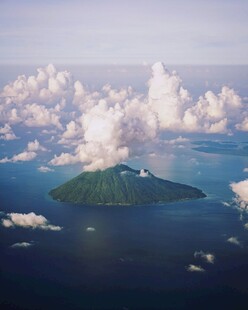 海上孤岛云雾缭绕美景