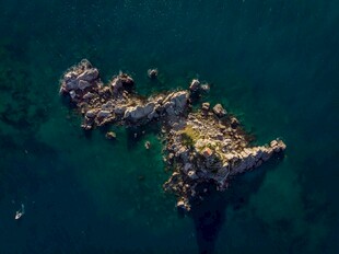 海上孤礁景观