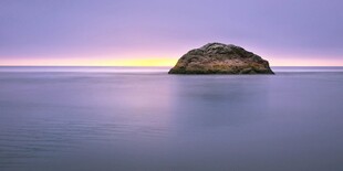 海上孤石映黄昏美景