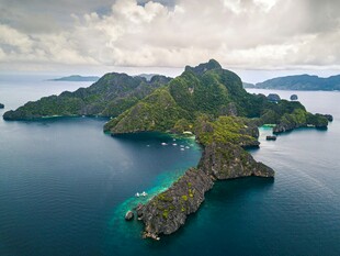 海上葱郁岛屿风光