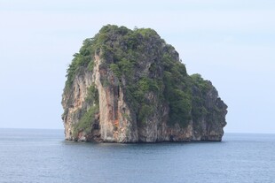 海中孤岩