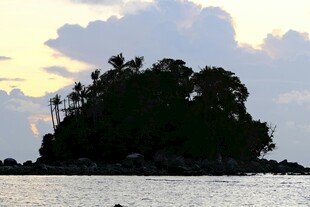 海上孤岛的黄昏美景