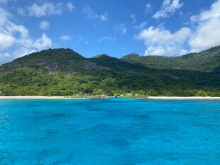 碧海青山的美丽海滨风光