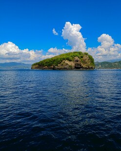 海上孤岛蓝天白云美景