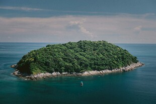 海中绿岛风光