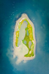 海中翡翠般的美丽岛屿