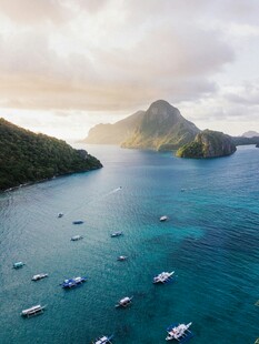 美丽海岛海域船只景观