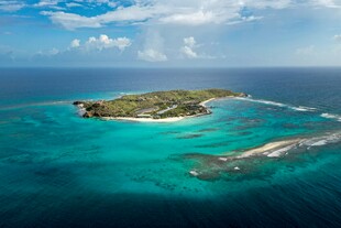 美丽海岛的迷人蓝色海域
