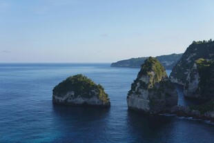 海上嶙峋礁石景观