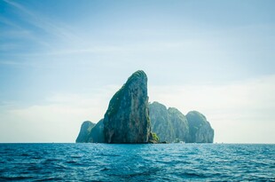 海上孤岩美景