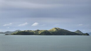 海上青山美景