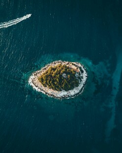 海中孤岛航拍美景
