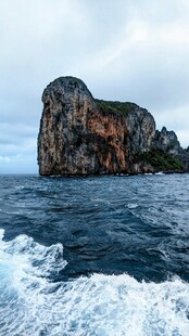 海上孤岩景观