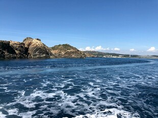 海上风光远眺壮丽礁石