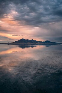 日落时分湖面与远山美景