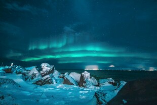 极光下的冰雪探险场景