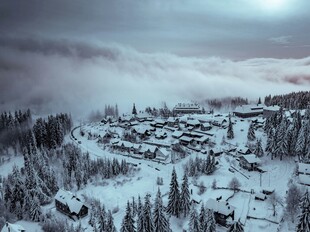雪覆村落 冬日静谧景致