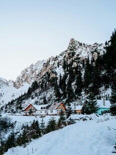 雪山下的多彩村落景观