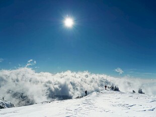 雪山顶上的耀眼阳光