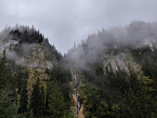 云雾缭绕的壮美山峦