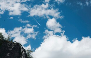 蓝天白云下的山景