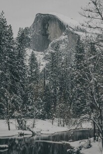 冬日雪景中的山林与岩石