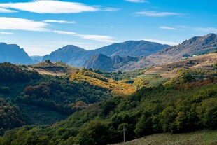 秋日山峦美景