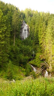山林间的巨石与木屋景观