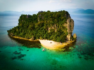 海中绿岛美景