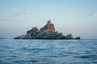 海上孤岩景观