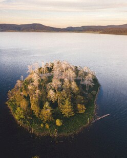 湖中小岛的自然美景