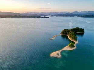 美丽湖中小岛风光