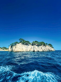 海上孤岩美景