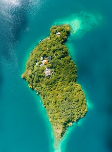 翠绿海岛浮于碧蓝海面