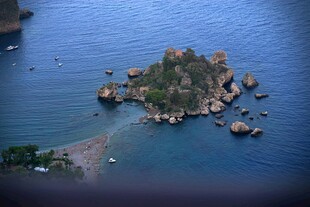 海中孤岛景色秀丽