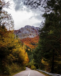 秋日山间公路美景