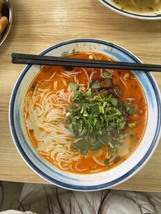 香辣葱花面条诱人美味 南充米粉