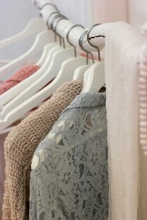 多样衣物挂于衣架展示
