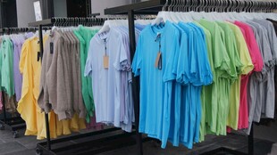 多彩服装挂架展示