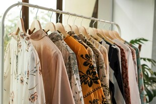 多样风格女装挂架展示