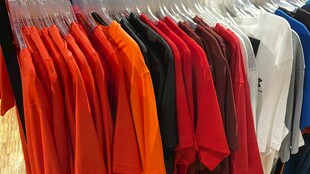 多彩衣物挂架展示