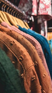 多彩服饰挂架展示